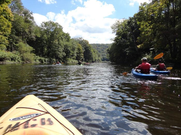 365英国上市杜波依斯分校 students kayaking